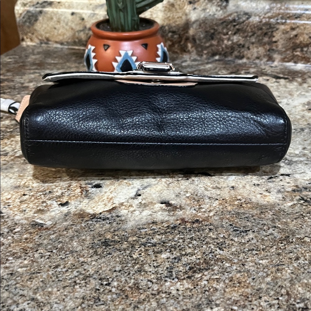 Coach EUC  Black Leather Wristlet with White Trim and Tan Accent - Picture 5 of 7